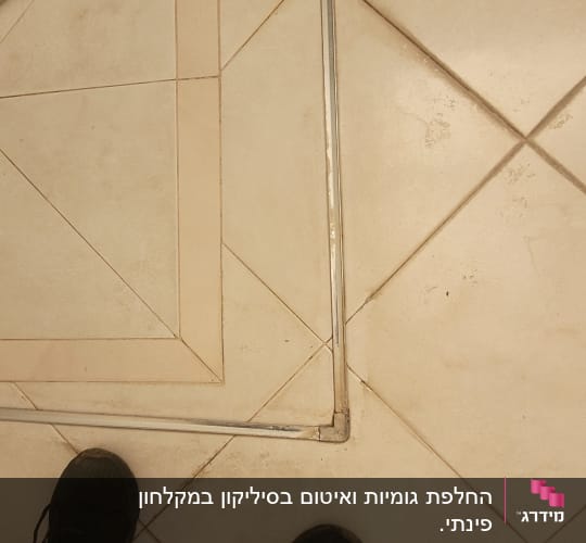 רצפה עם אריחים ודלת זכוכית